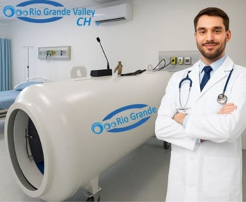 Médico con bata y estetoscopio junto a una cámara hiperbárica VG-120 en consultorio clínico, preparado para sesión de oxigenoterapia.